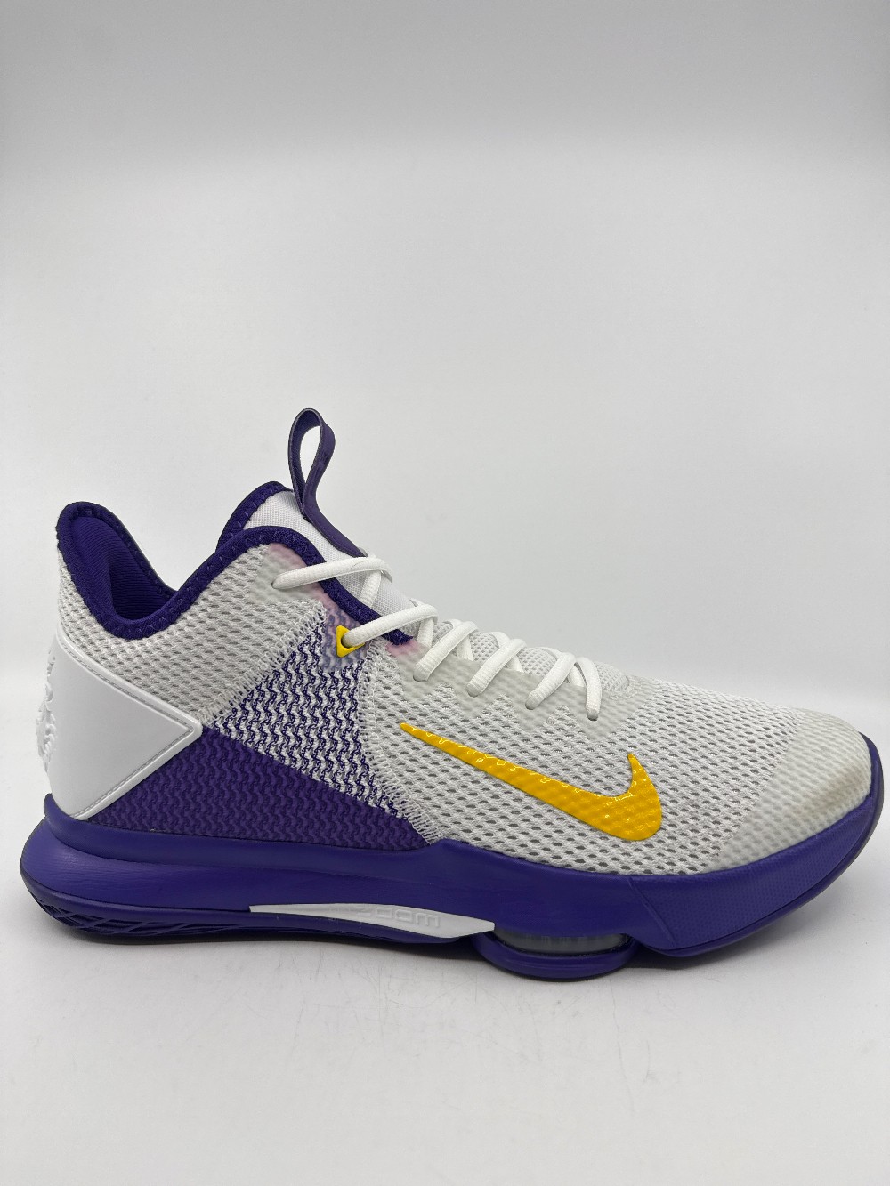 *VNDS* NIKE LEBRON WITNESS 4 - WHITE VOLTAGE PURPLE