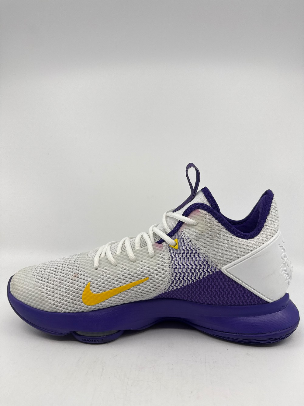 *VNDS* NIKE LEBRON WITNESS 4 - WHITE VOLTAGE PURPLE