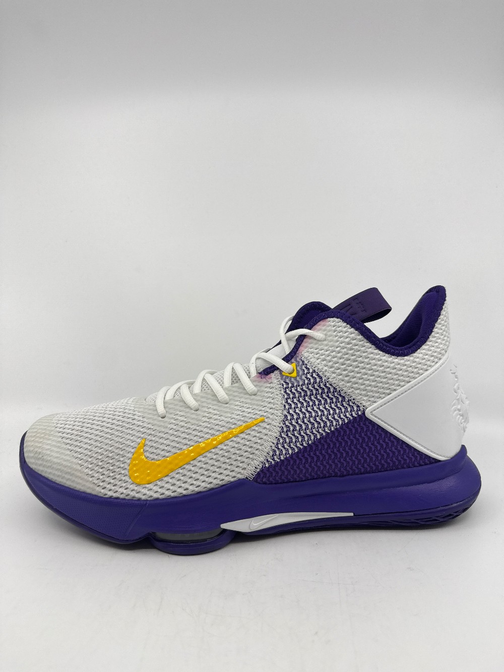*VNDS* NIKE LEBRON WITNESS 4 - WHITE VOLTAGE PURPLE
