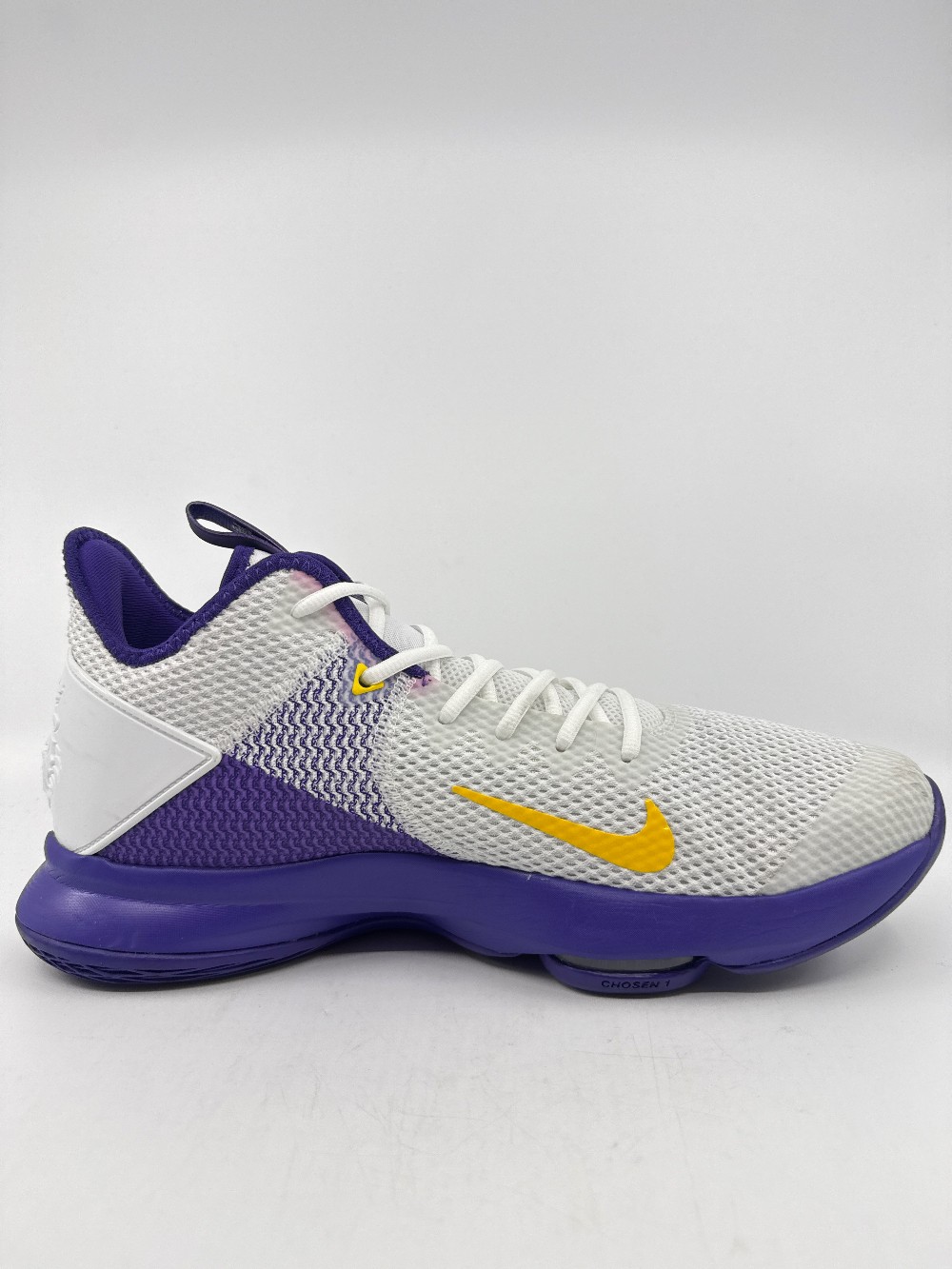 *VNDS* NIKE LEBRON WITNESS 4 - WHITE VOLTAGE PURPLE