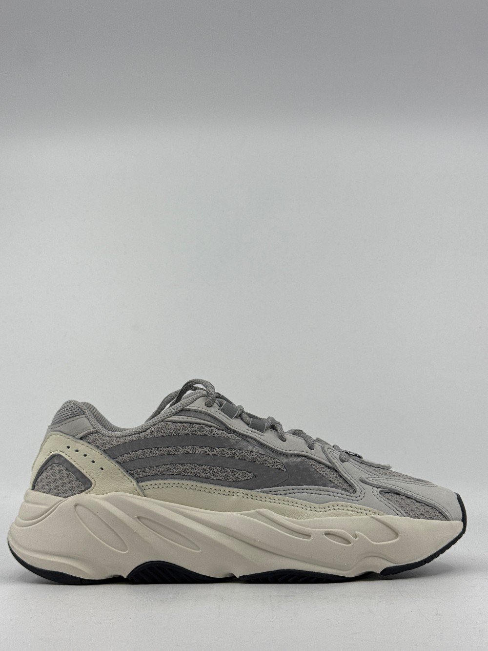 *VNDS* YEEZY 700 V2 - STATIC