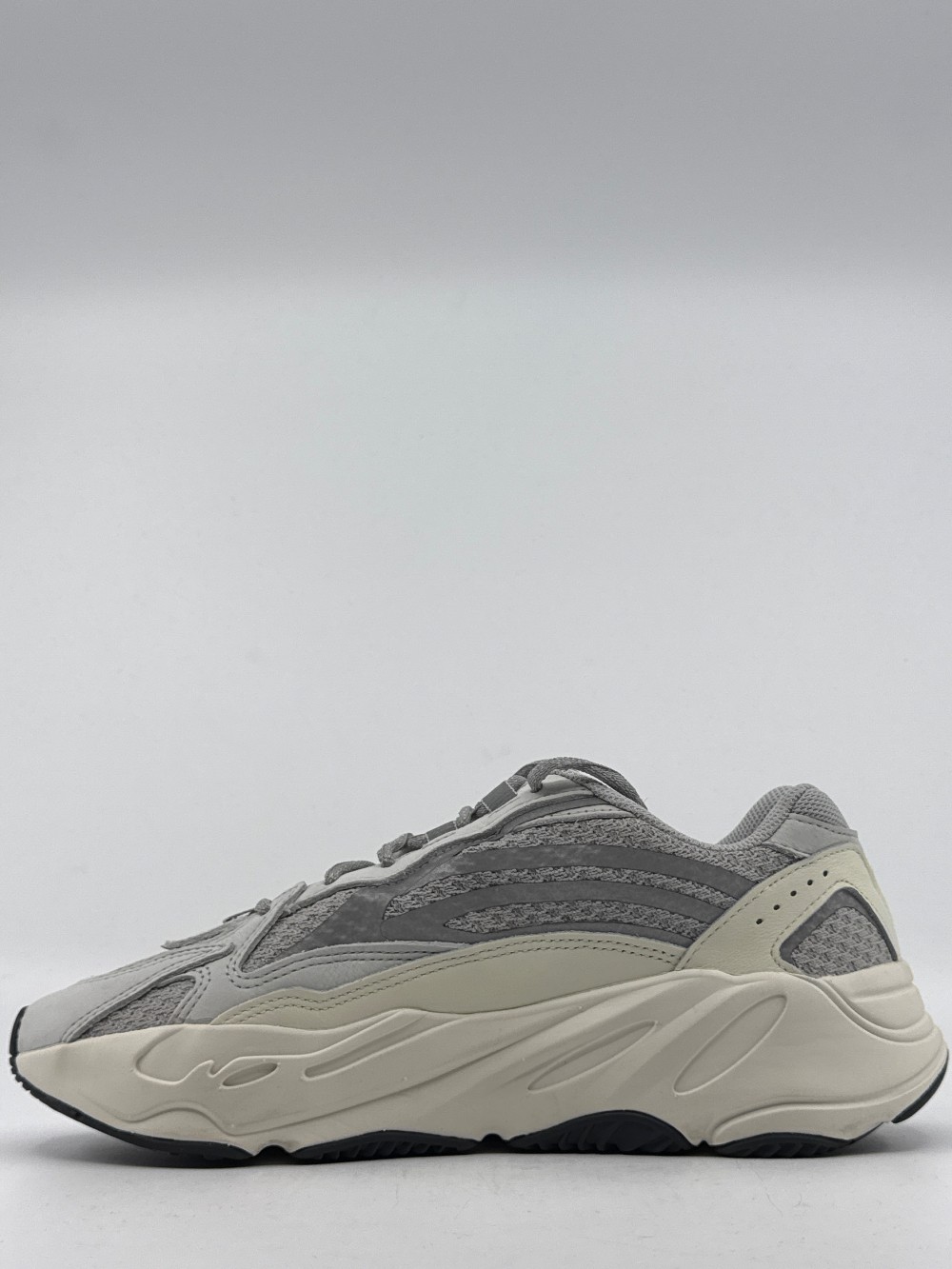 *VNDS* YEEZY 700 V2 - STATIC