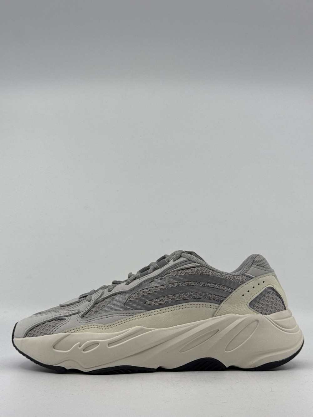 *VNDS* YEEZY 700 V2 - STATIC