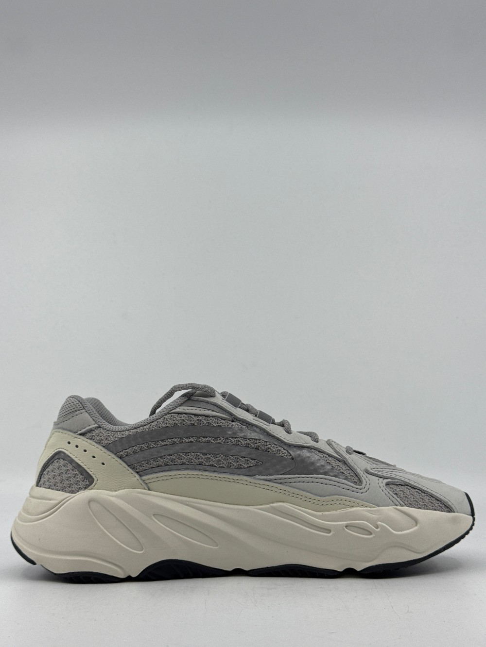 *VNDS* YEEZY 700 V2 - STATIC