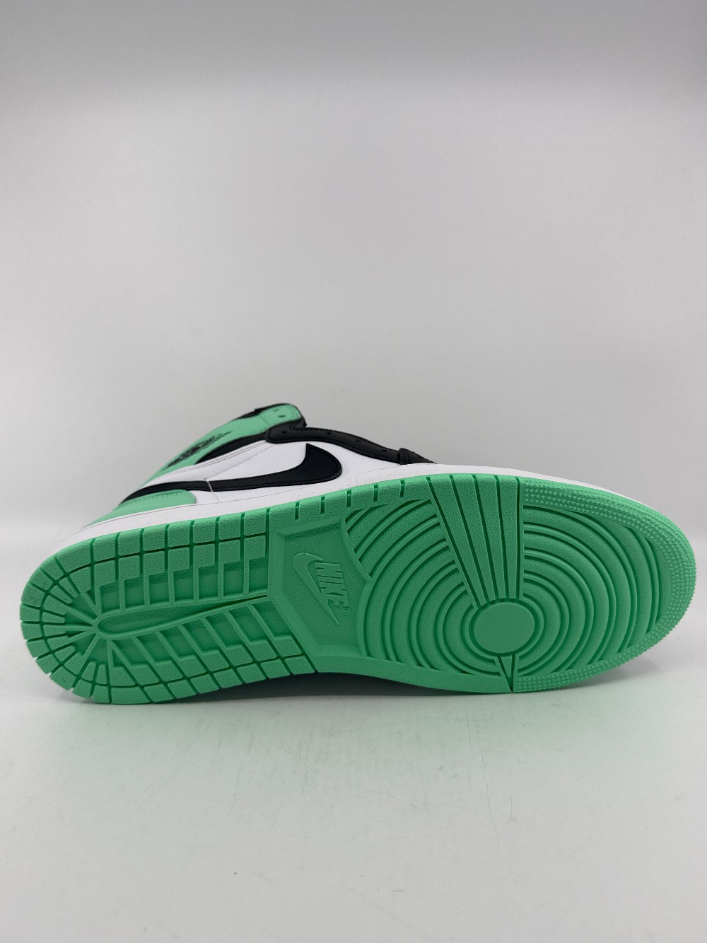 AJ 1 - GREEN GLOW
