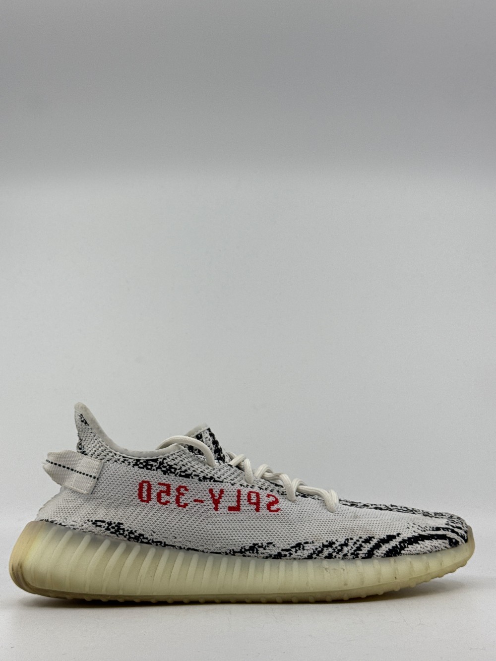 *USED/NO BOX* YEEZY 350 BOOST V2 - ZEBRA