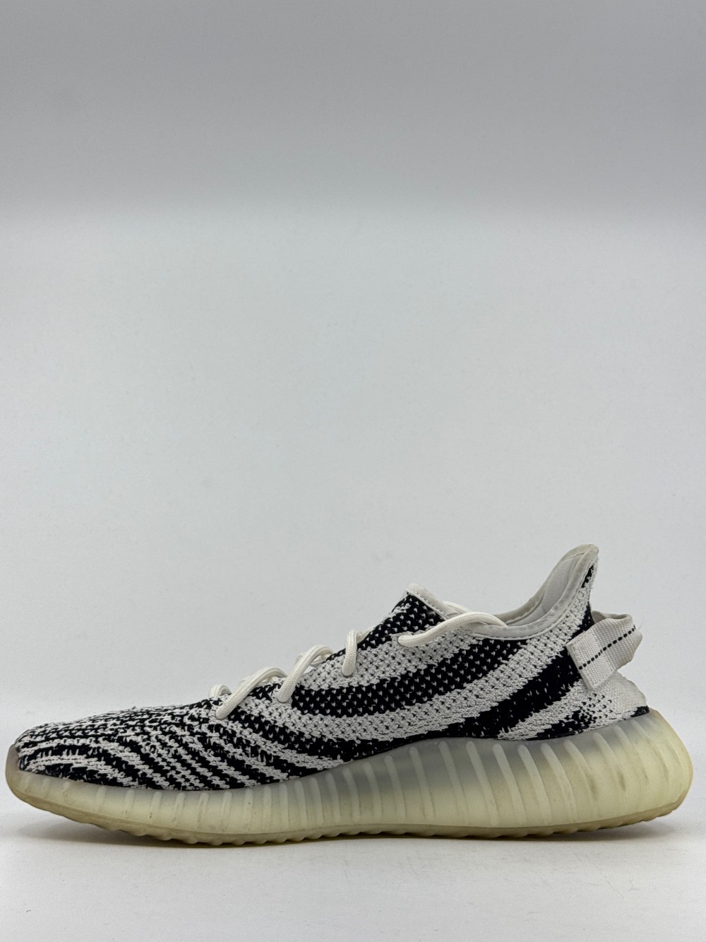 *USED/NO BOX* YEEZY 350 BOOST V2 - ZEBRA