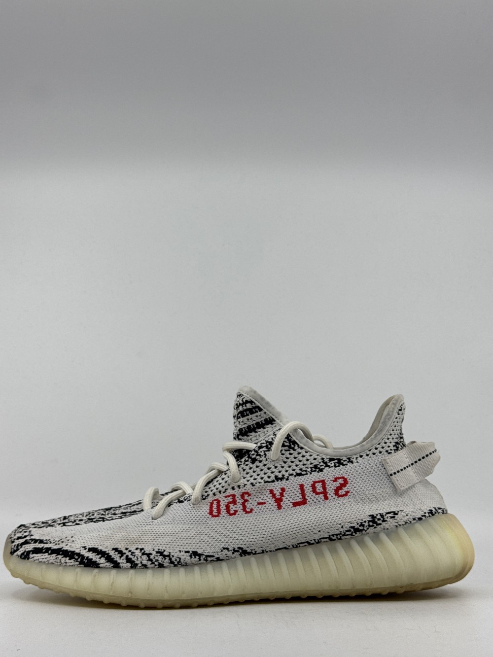 *USED/NO BOX* YEEZY 350 BOOST V2 - ZEBRA