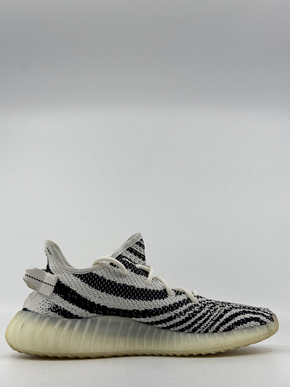 *USED/NO BOX* YEEZY 350 BOOST V2 - ZEBRA