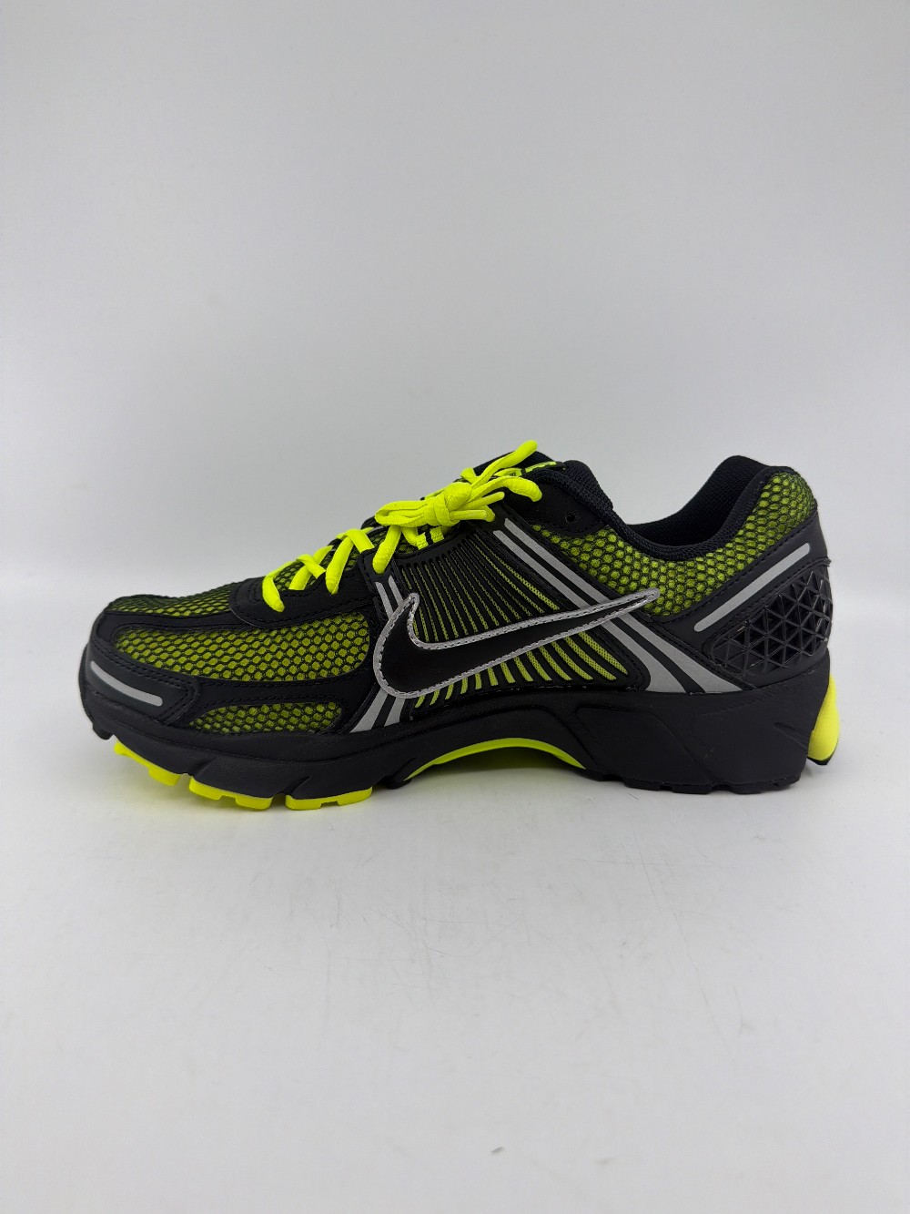 NIKE ZOOM VOMERO 5 - LEMON VENOM