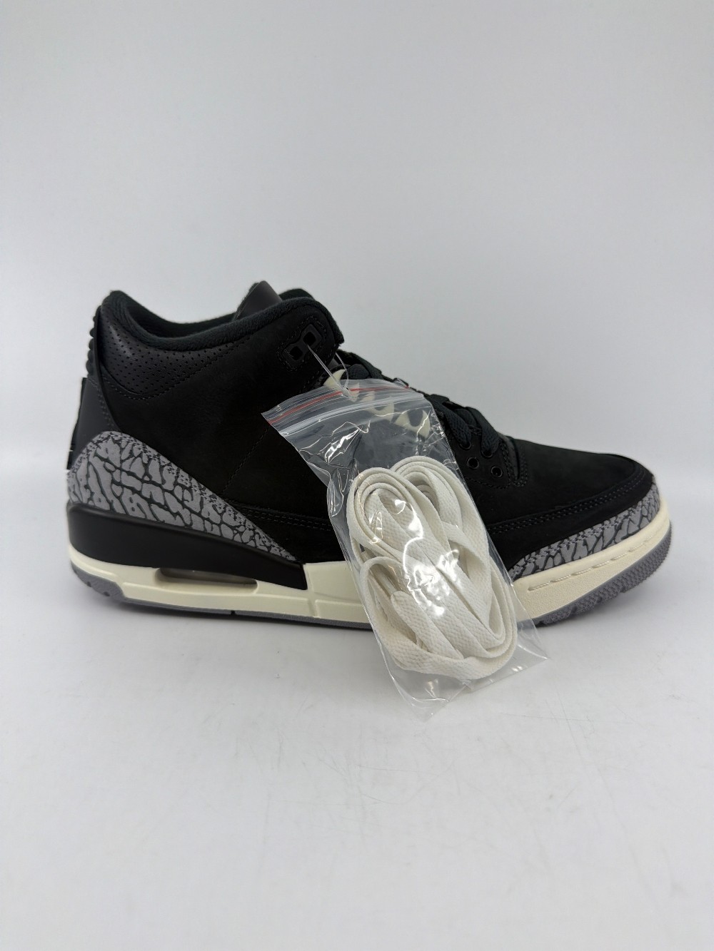 AJ 3 (W) - OFF NOIR