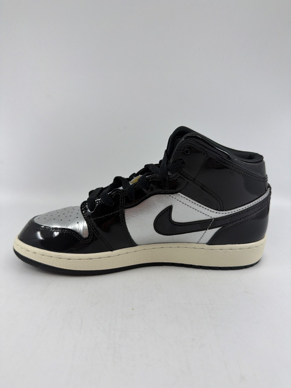 *USED* AJ 1 MID (GS) - BLACK METALLIC SILVER SAIL METALLIC GOLD