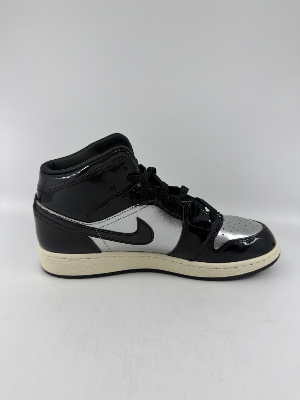 *USED* AJ 1 MID (GS) - BLACK METALLIC SILVER SAIL METALLIC GOLD