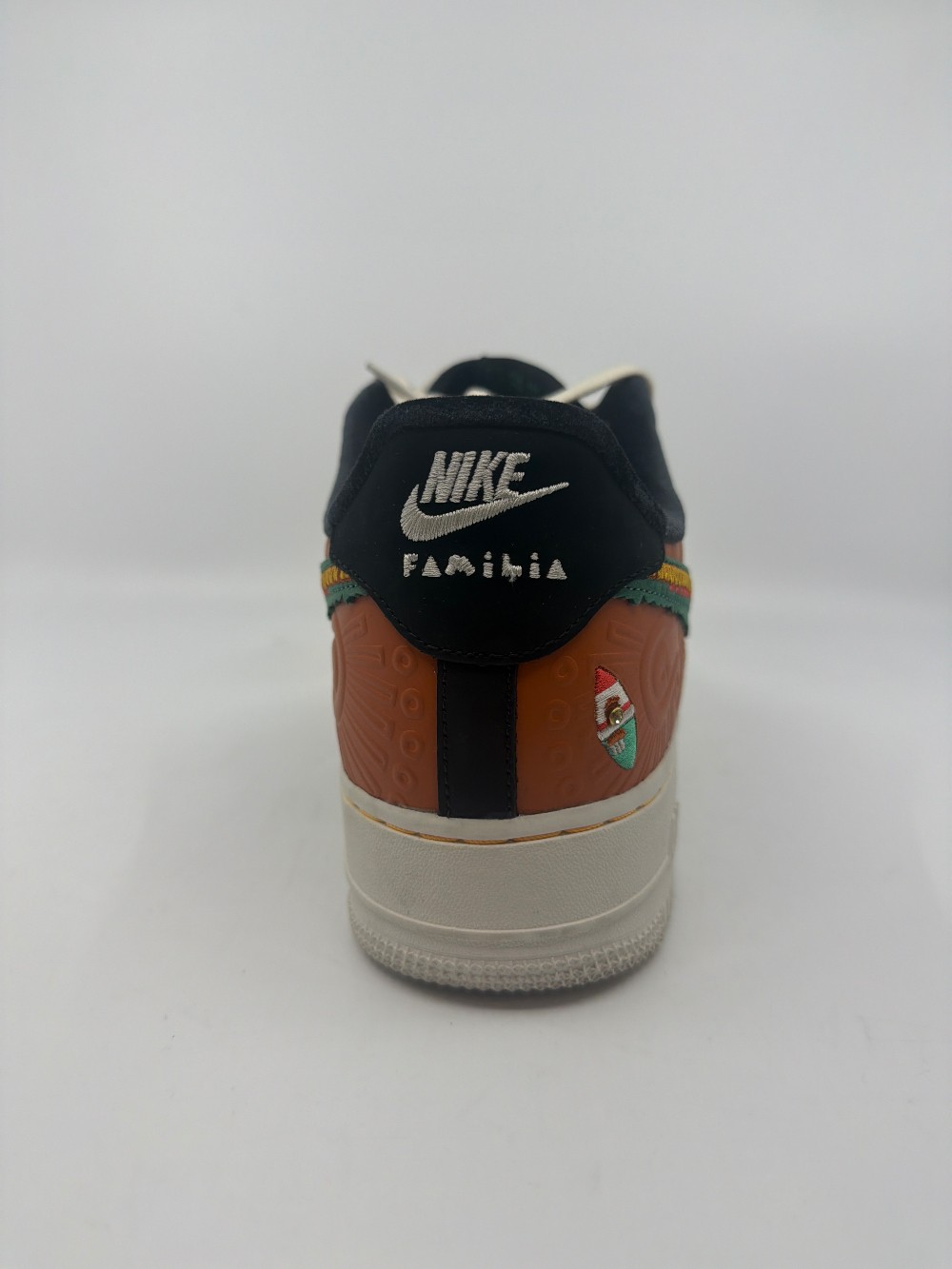 *USED* NIKE AIR FORCE 1 LOW - SIEMPRE FAMILIA