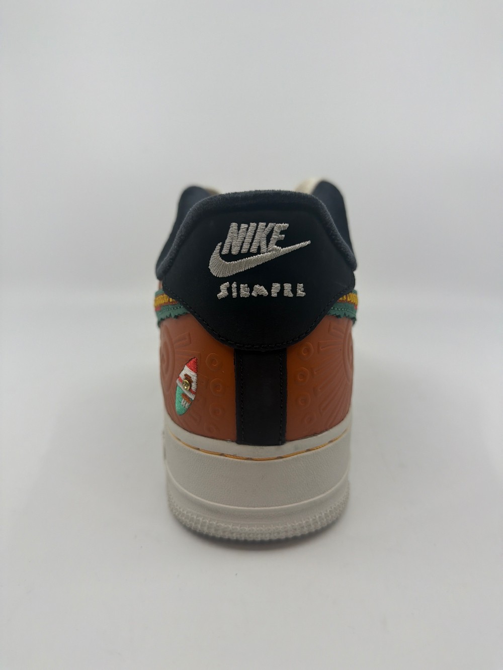 *USED* NIKE AIR FORCE 1 LOW - SIEMPRE FAMILIA