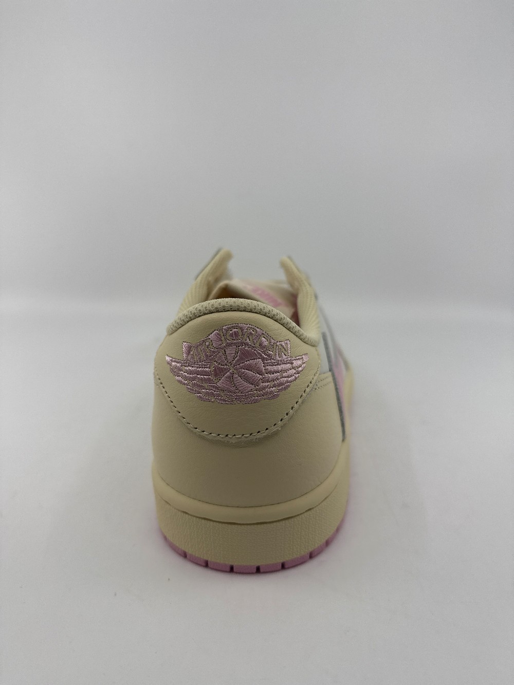AJ 1 LOW X TRAVIS SCOTT - SHY PINK