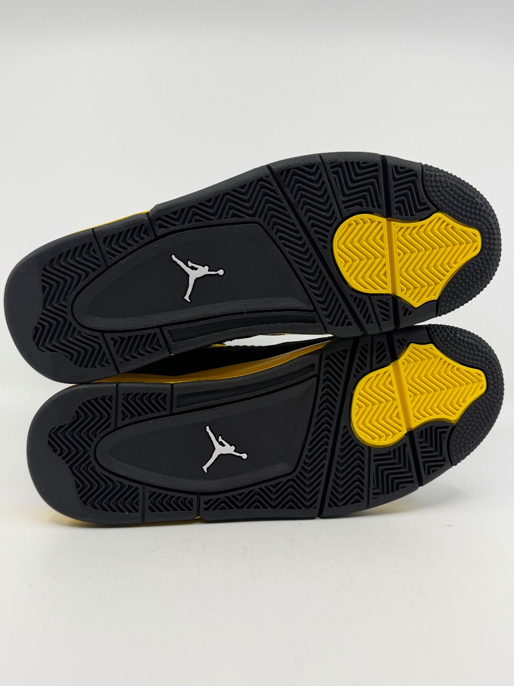 AJ 4 - THUNDER (2023)