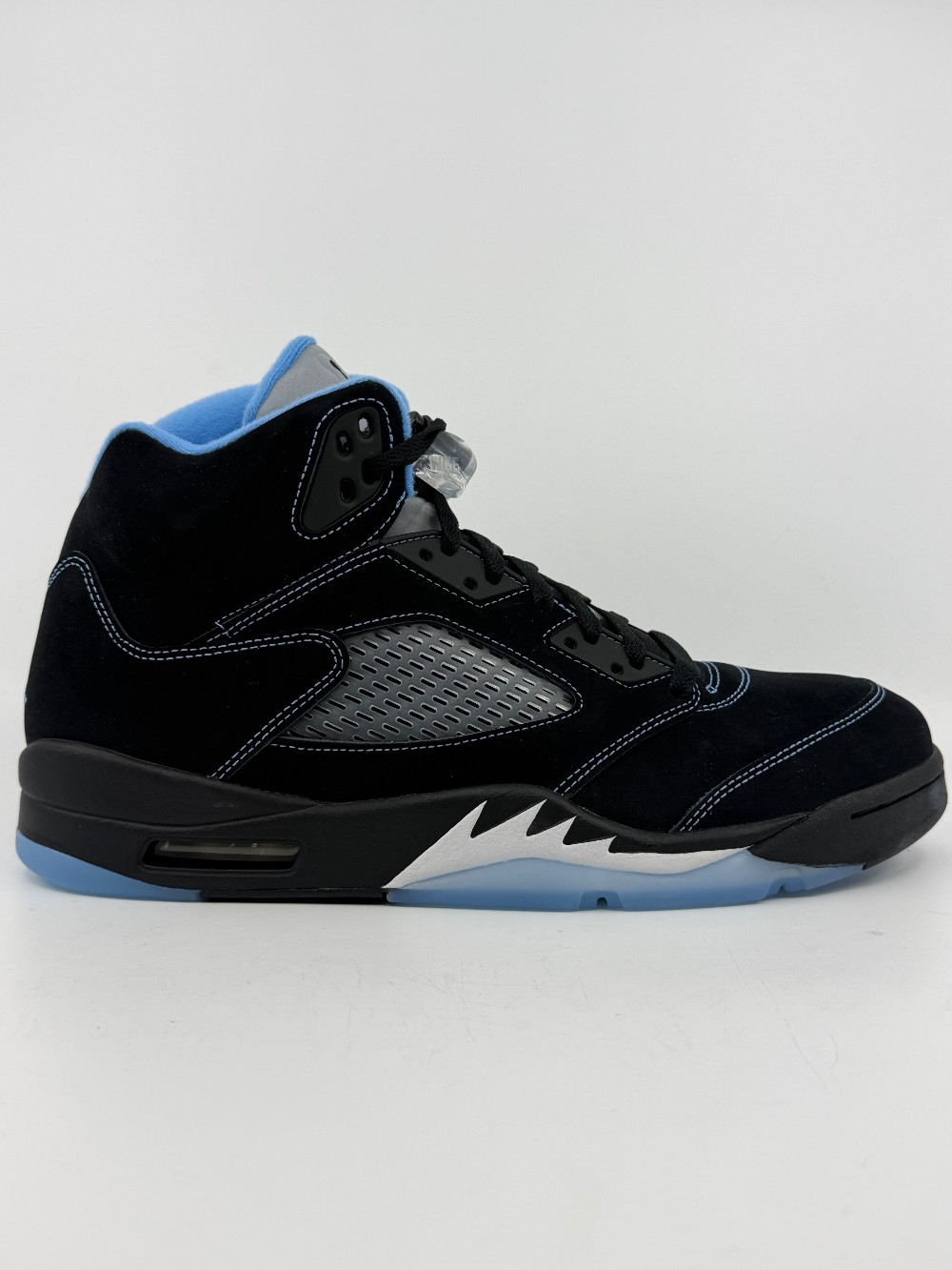 AJ 5 - BLACK UNIVERSITY (2026)