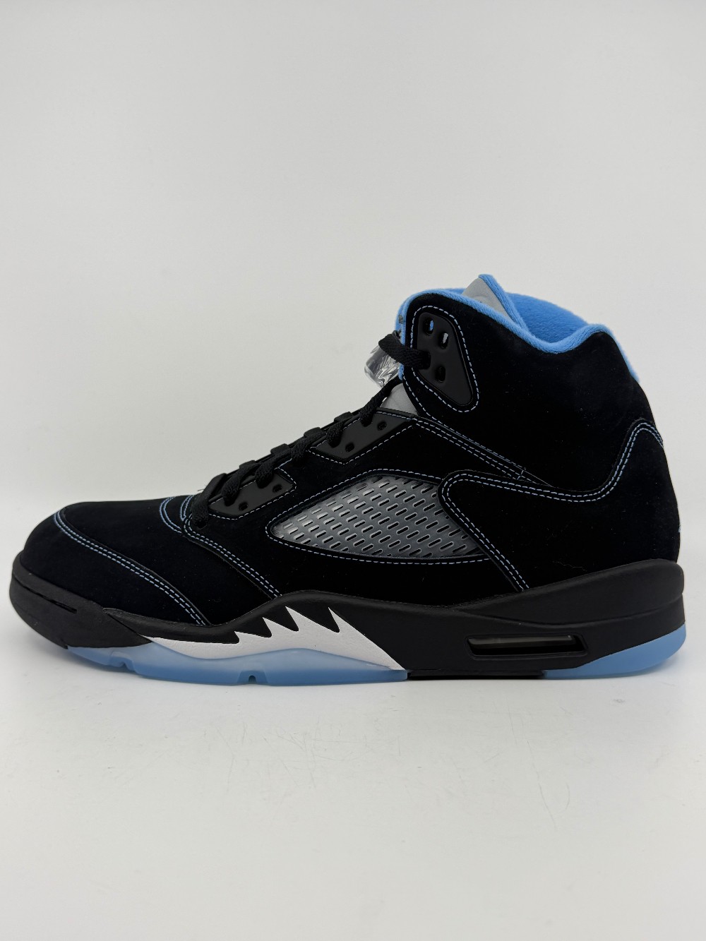 AJ 5 - BLACK UNIVERSITY (2026)