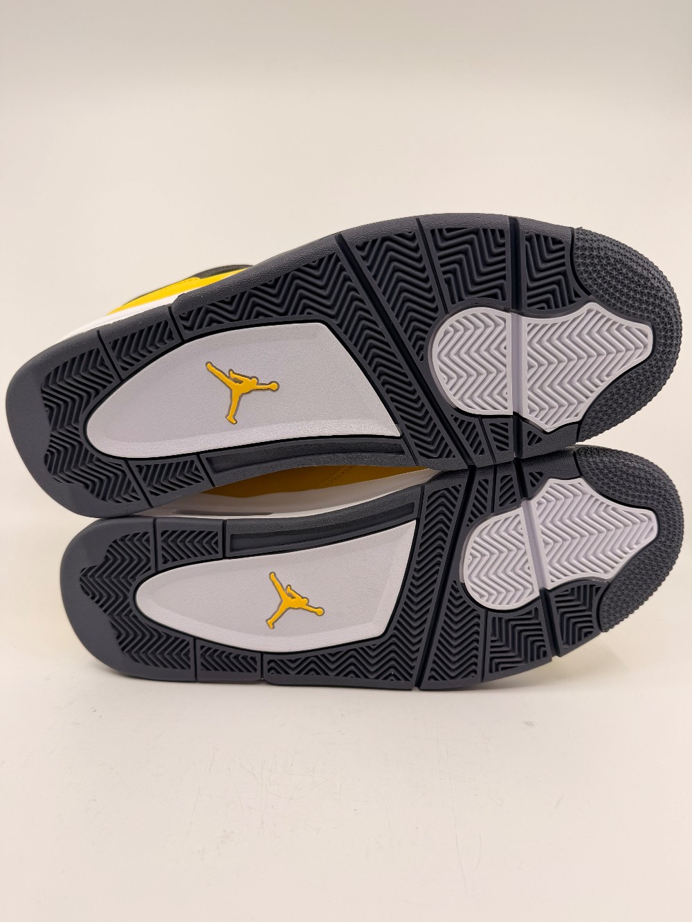 AJ 4 - LIGHTNING (2021)
