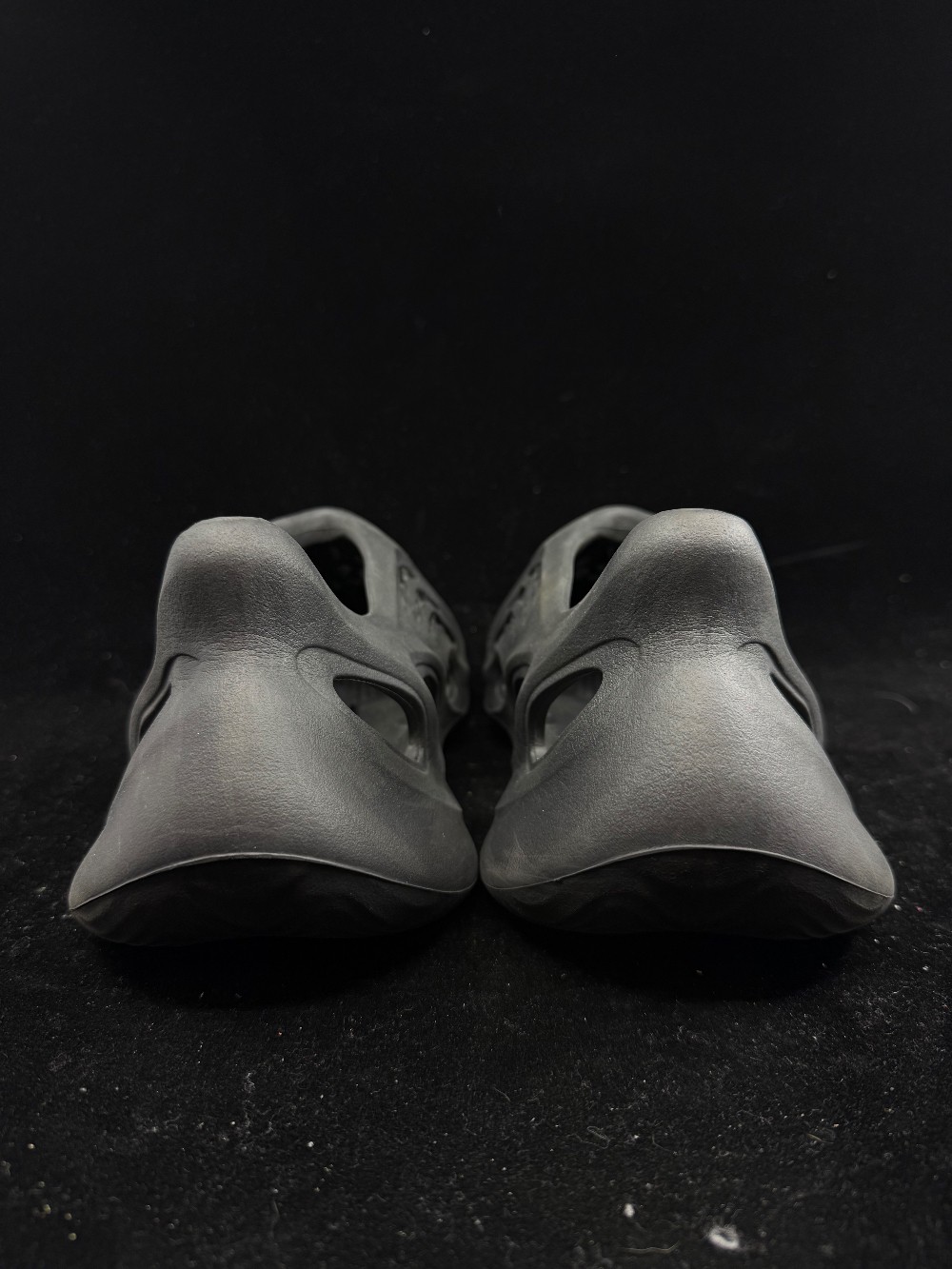 *USED/NO BOX* YEEZY FOAM RUNNER - ONYX