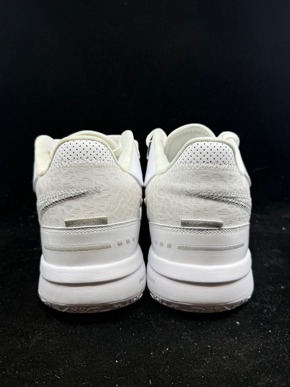 *VNDS/NO BOX LID* NIKE ZOOM LEBRON NXXT GEN AMPD - WHITE SILVER