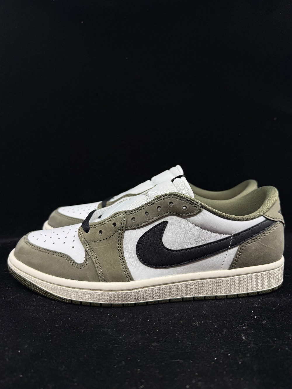 AJ 1 LOW - MEDIUM OLIVE