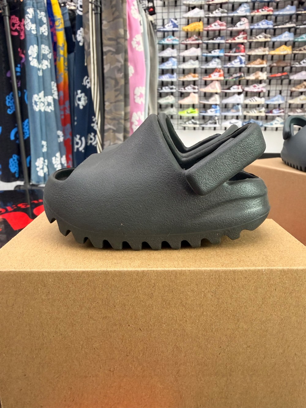*USED* YEEZY SLIDE (TD) ONYX