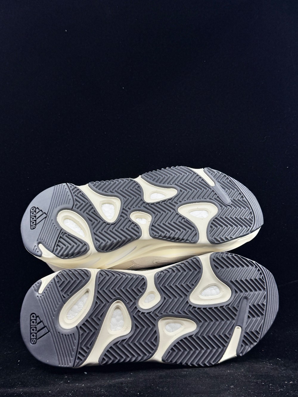 YEEZY 700 BOOST - ANALOG