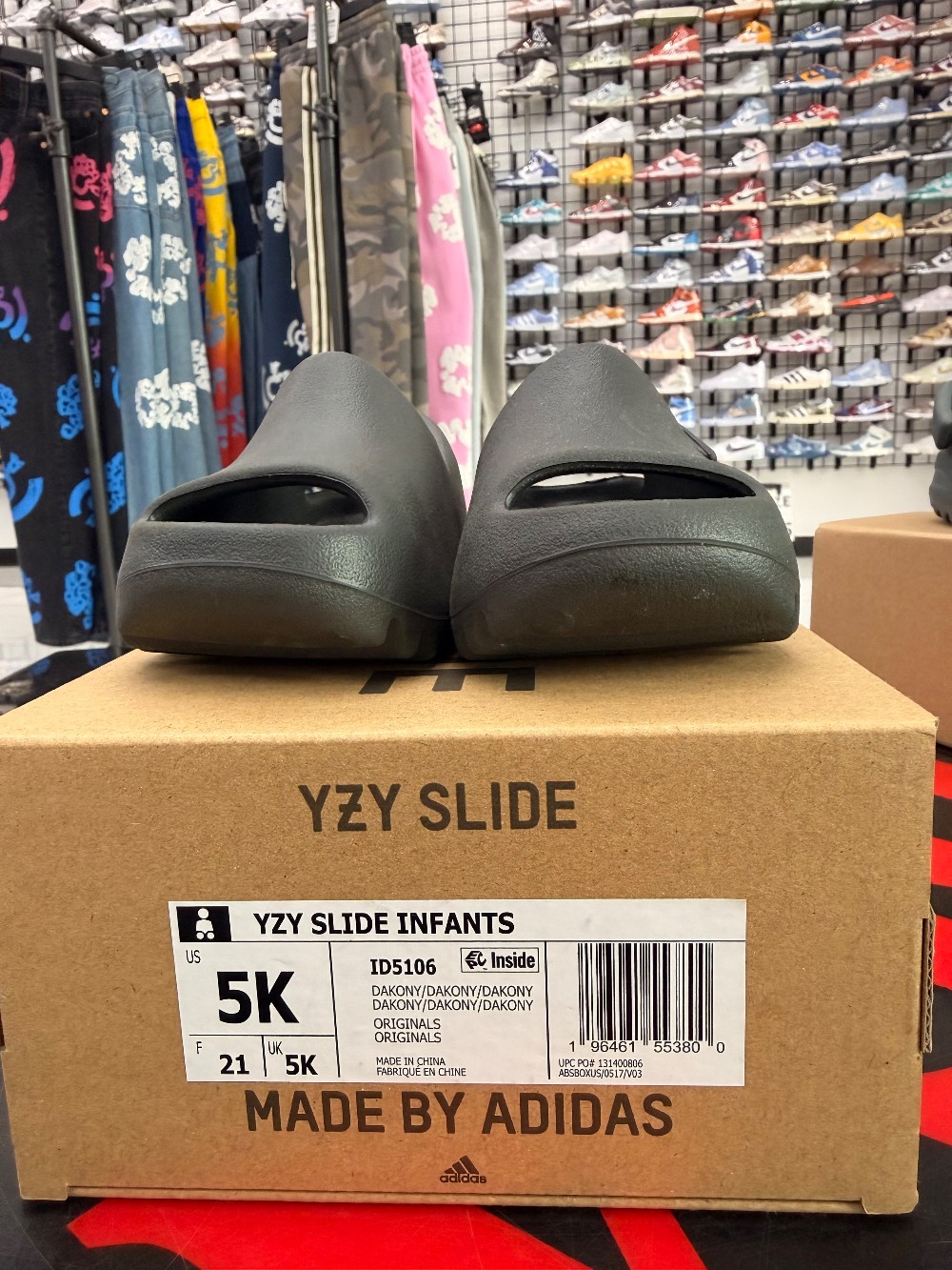 *USED* YEEZY SLIDE (TD) ONYX