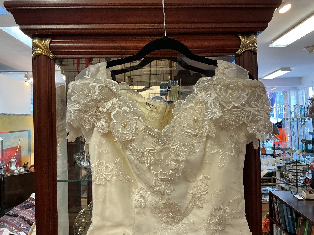Vintage Slimming Embroidered Wedding Dress