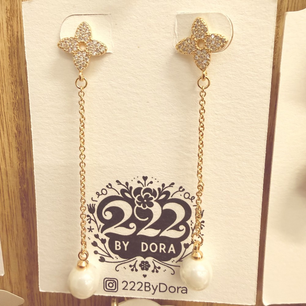 Dangling clover pearl earring