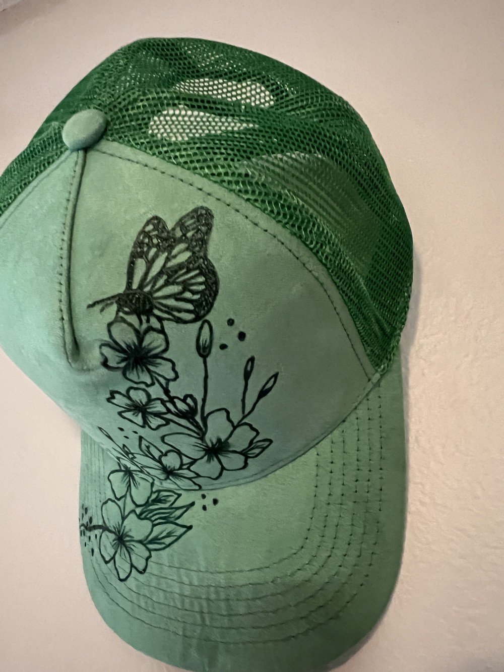 C-Cap Green with flower stem and butterfly