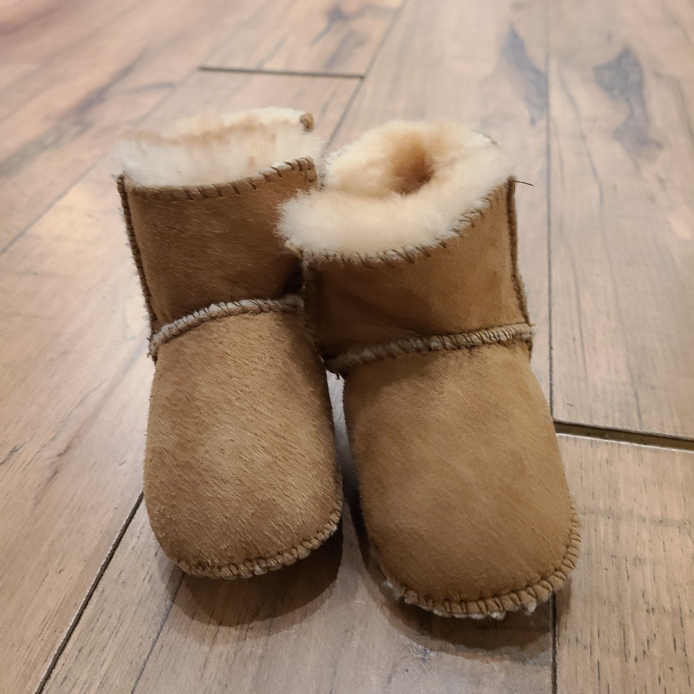 Minnetonka Baby Sheepskin Pug Bootie (2)