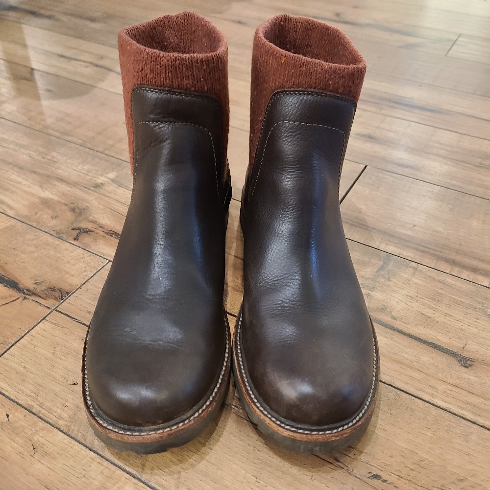 LL Bean Women's East Point Chelsea Boots (9.5 runs small)