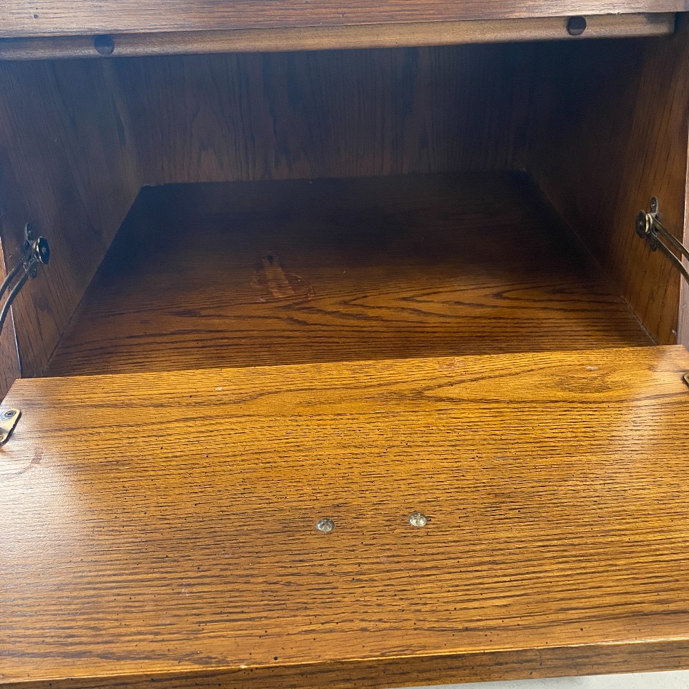 Vintage Pair of Henredon Nightstands