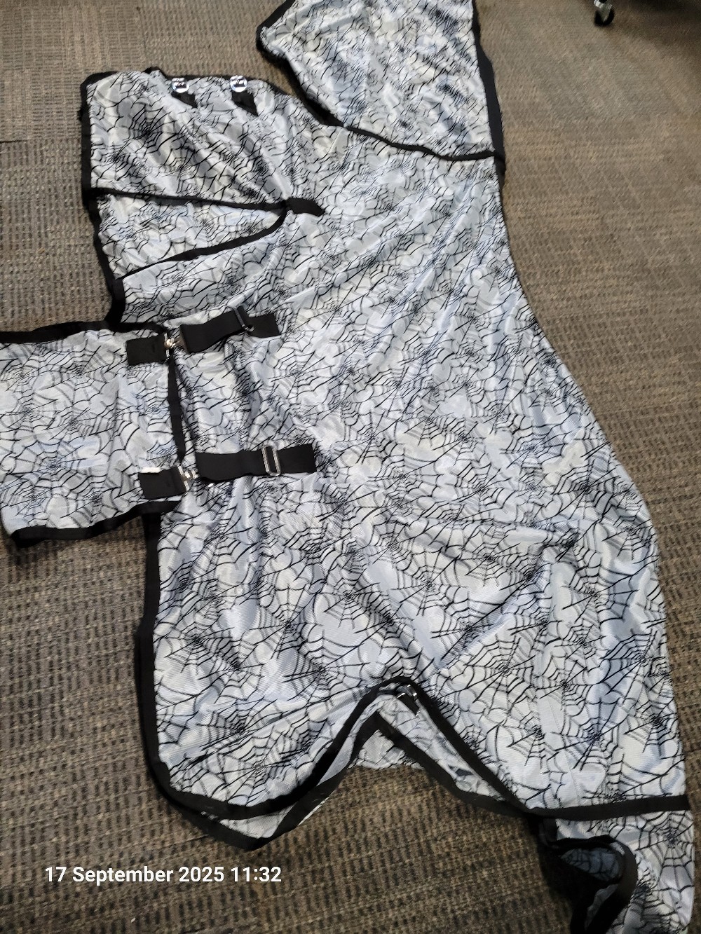 Cobweb design FLy Rug 5'9 Colour Grey/Black LIKE NEW