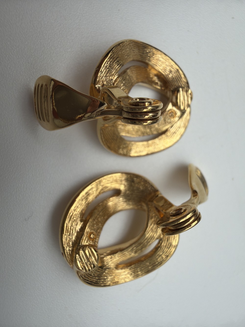 Vintage Monet Gold Tone Interlocking Open Oval Clip-On Earrings