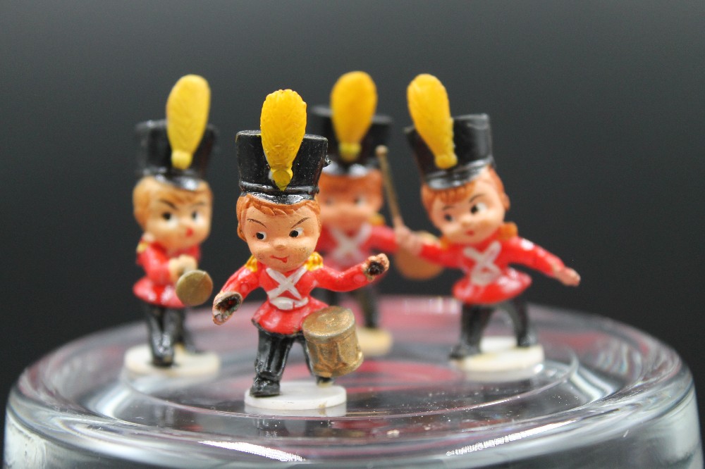 Vtg 1960s microminiature plastic toy soldier figurines, Hong Kong