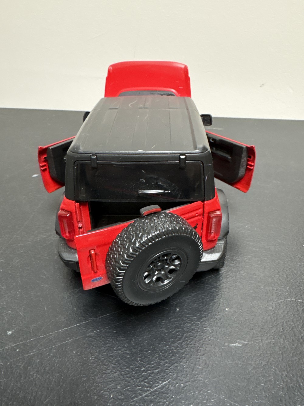Maisto 1/18 Red Ford Bronco Diecast Car As-is