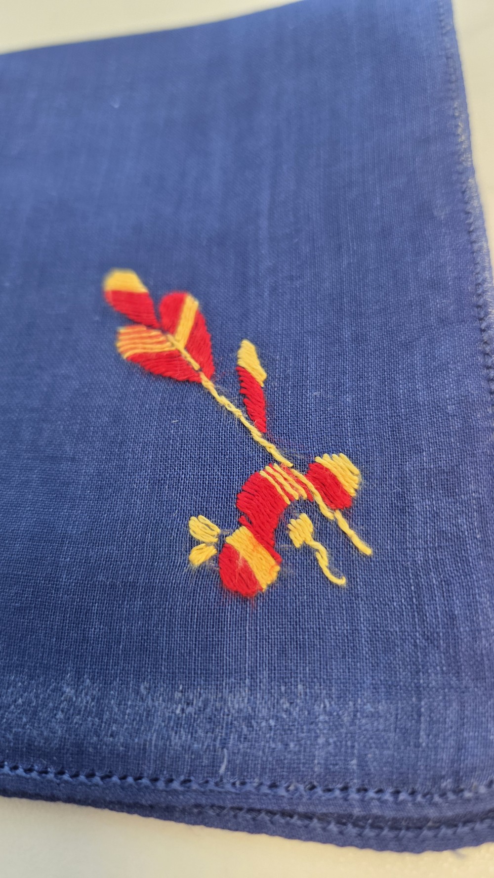 HK-824 navy hankie w/feathers