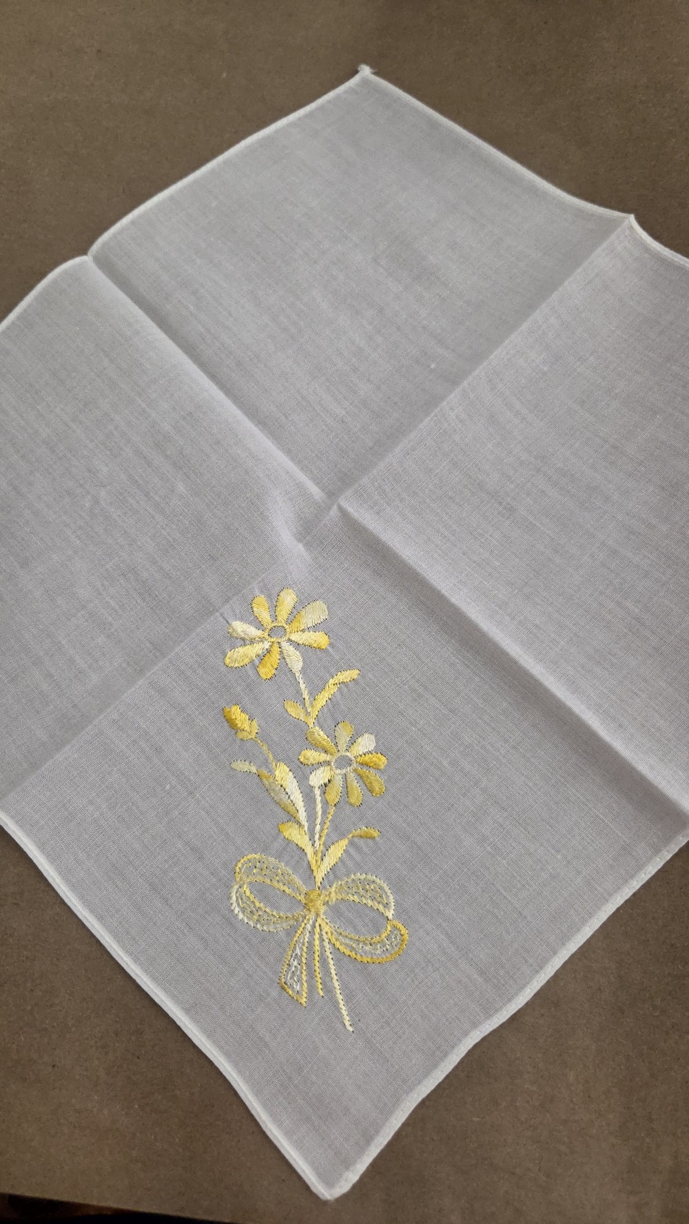 HK-792 white hankie,  yellow daisies