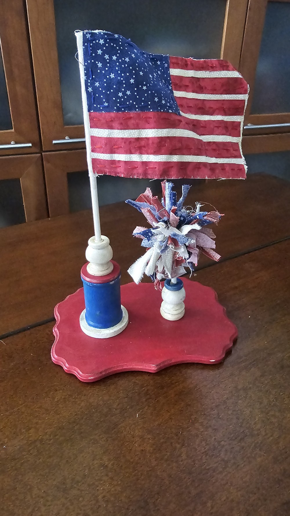 Flag shelf sitter (red base)