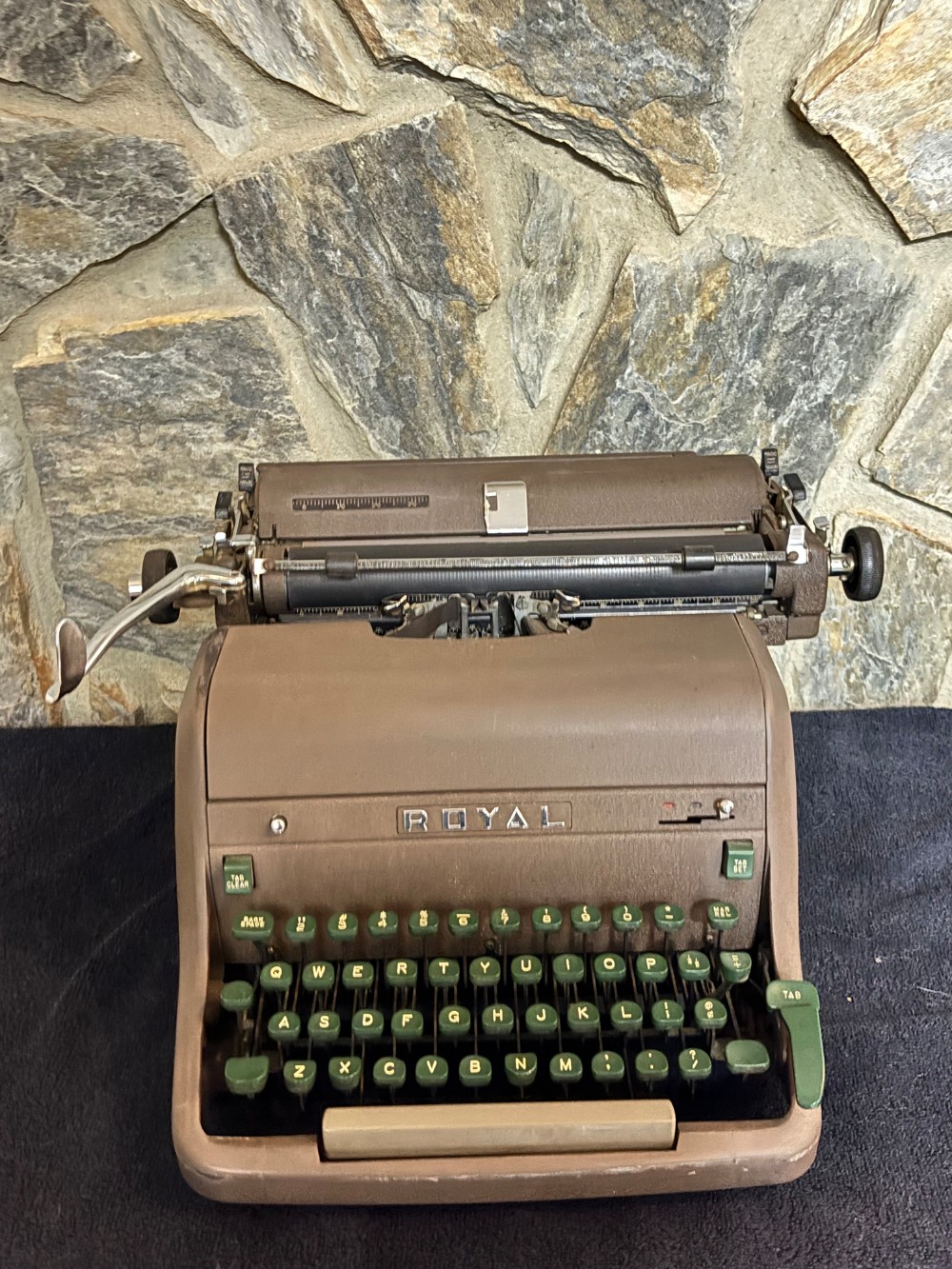 Typewriter Royal HH Standard Office Manual Typewriter Brown Green Keys 13