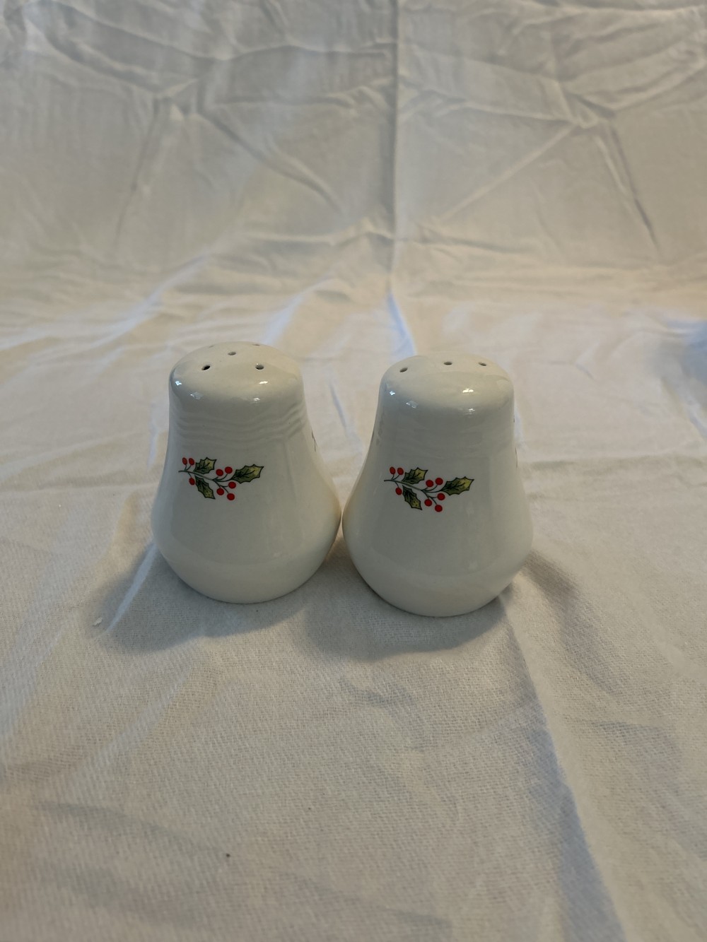 Vintage Holiday Holly Leaves And Berries Salt And Pepper Shakers - excellent condition - see pics