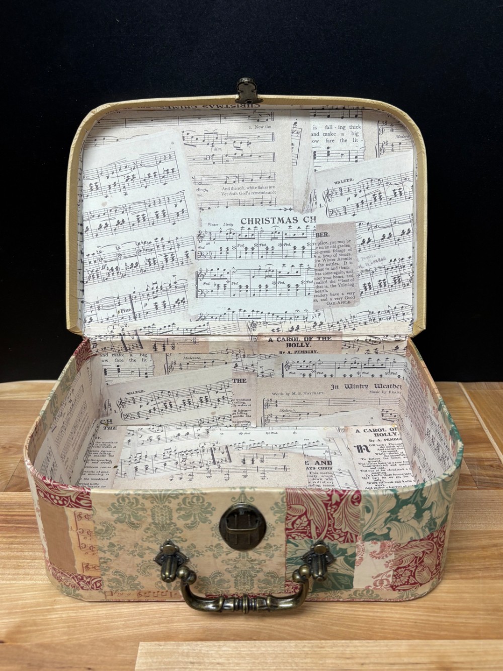 Brother Sister Design Studio Christmas Decorative Suitcase Box Nativity Angels 2007