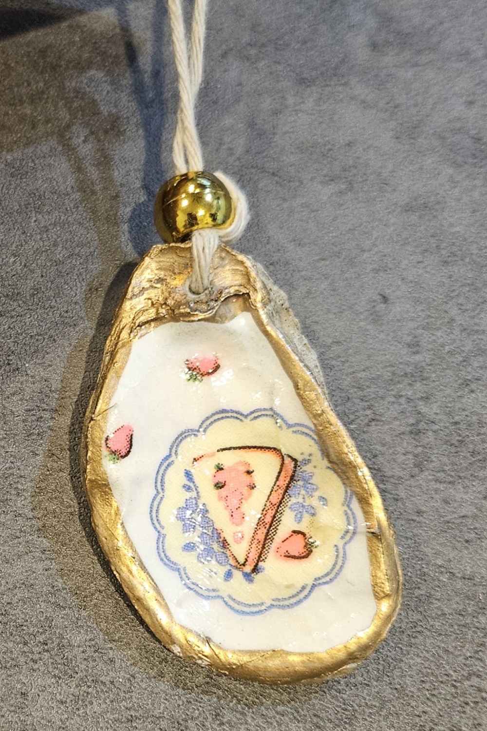 Cake oyster shell
