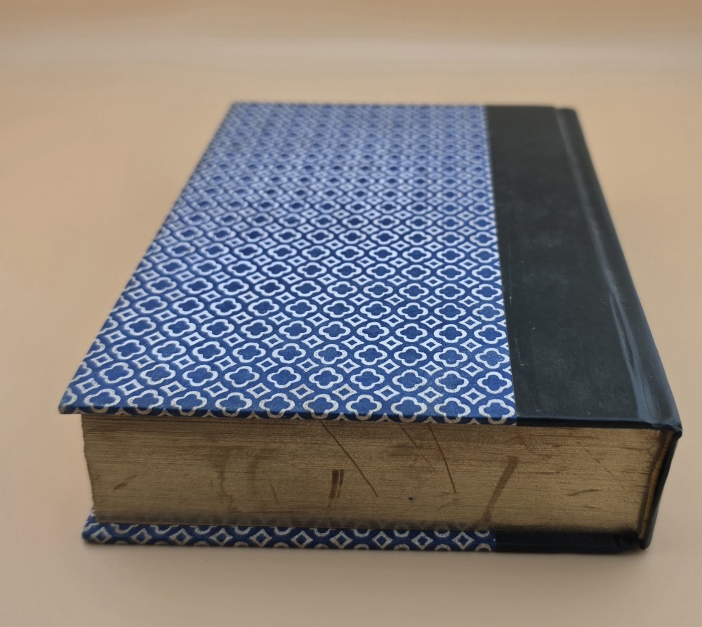 1982 Readers Digest Book Blue and White