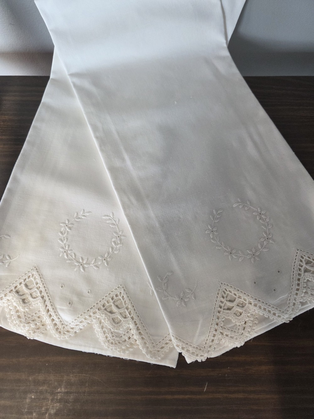 LN-1672 Pair vintage Ivory pillowcases