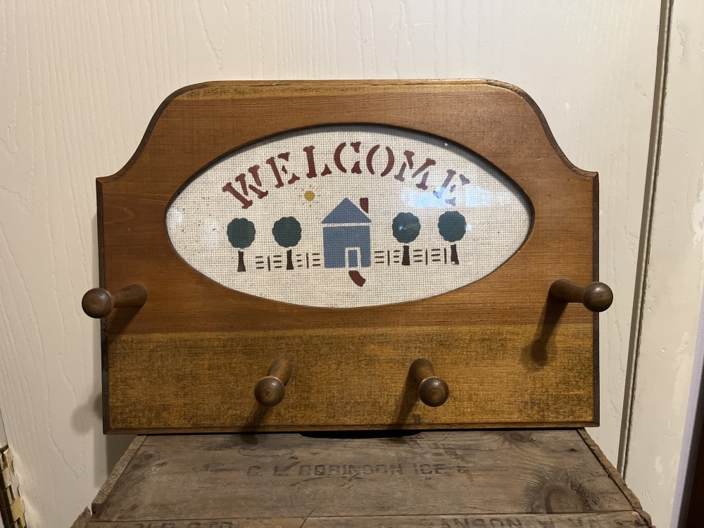 Vtg wood peg rack w/ Welcome sign
